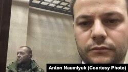 
Apiske alınğan Ukraina miçmanı Yuriy Budzılo (soldan) ve advokat Ayder Azamatov (sağdan) mahkemede, 2018 senesi noyabrniñ 27-si