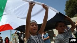 дете држи палестинско знаме