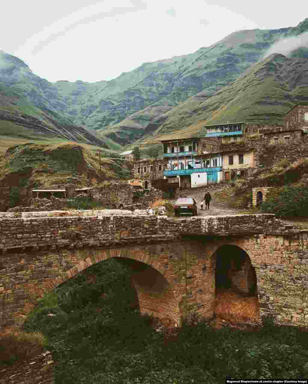 Бер малай әтисенеңме, бабасыныңмы кулына тотынып бара. Бу фотоның астына Шапиев: &quot;Тынычлык, иминлек һәм табигать матурлыгы рухы&quot; дип язган. &nbsp;