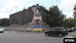Пам’ятка архітектури місцeвого значeння на розі вулиць Мeжигірської та Щeкавицької