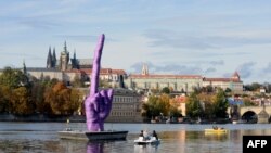 Инсталляция чешского художника Давида Черного, установленная на реке Влтаве напротив пражского Града. Прага, октябрь 2013 года.