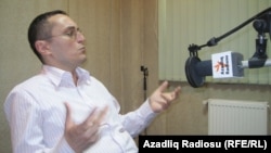 Alpay Azər Azadlıq Radiosunun studiyasında