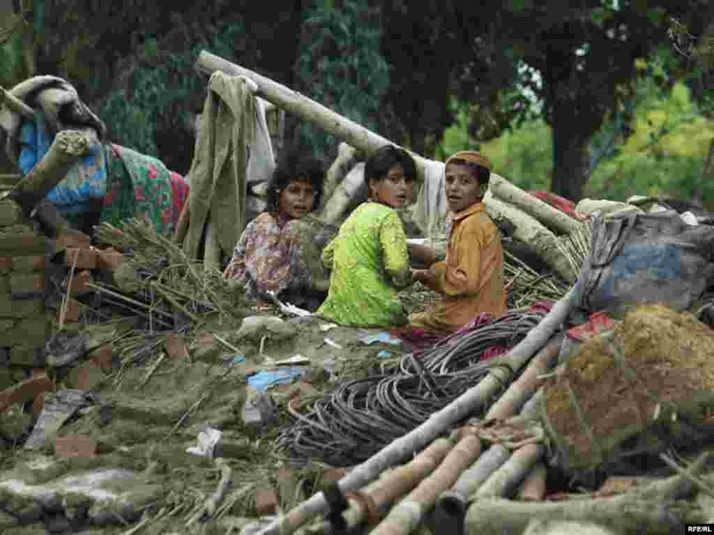 As Pakistani Floods Rage, Aid Is Slow To Come #25