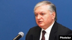 Министр иностранных дел Армении Эдвард Налбандян на пресс-конференции в Ереване, 18 марта 2010 г.