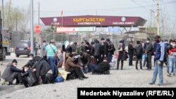 Граждане Узбекистана возле пункта пропуска «Достук» на границе с Кыргызстаном. Фото от 23 марта 2020 года.