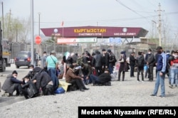 Uzbeks looking for work gather daily at Kyrgyz border crossings.