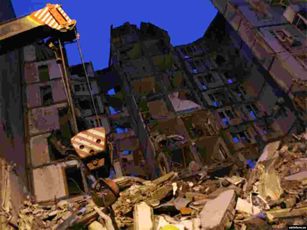 Ukraine -- Apartment block partly destroyed by a gas blast, in Dnepropetrovsk, 13Oct2007 - 13 жовтня 2007 внаслідок вибуху побутового газу в Дніпропетровську загинуло 23 особи і був повністю зруйнований 10-поверховий будинок на вулиці Мандриківській