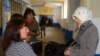 Университет ұстазы хиджап киген студент қызды оқу ғимаратына кіргізбей тұр. Атырау, 12 қараша 2010 жыл. Көрнекі сурет
