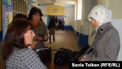 Студентку в хиджабе не пропускают на занятия в одном из казахстанских вузов. Иллюстративное фото.