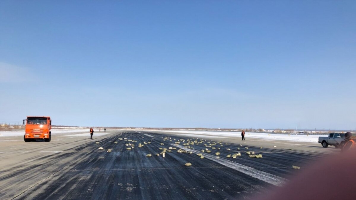 Жители Якутска кинулись на поиски выпавшего из самолета золота