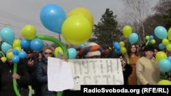 Учасниця акції тримає плакат «Путин вон!», Сімферополь, Крим, 9 березня 2014 р.