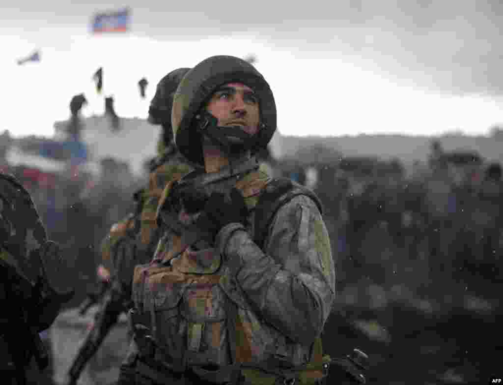 Ukrainian National Guard troops wait as pro-Russia supporters block the Kramatorsk-Slovyansk road on May 2. (AFP/Genya Savilov)