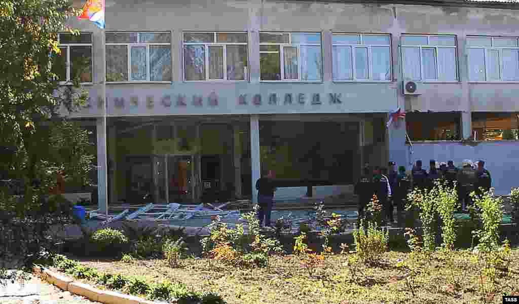 Здание Керченского колледжа после взрыва