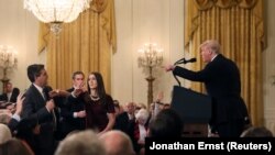 عکس از جریان مشاجره لفظی میان دونالد ترمپ رئیس جمهور امریکا و جیم اکوستا خبرنگار سی ان ان در قصر سفید
