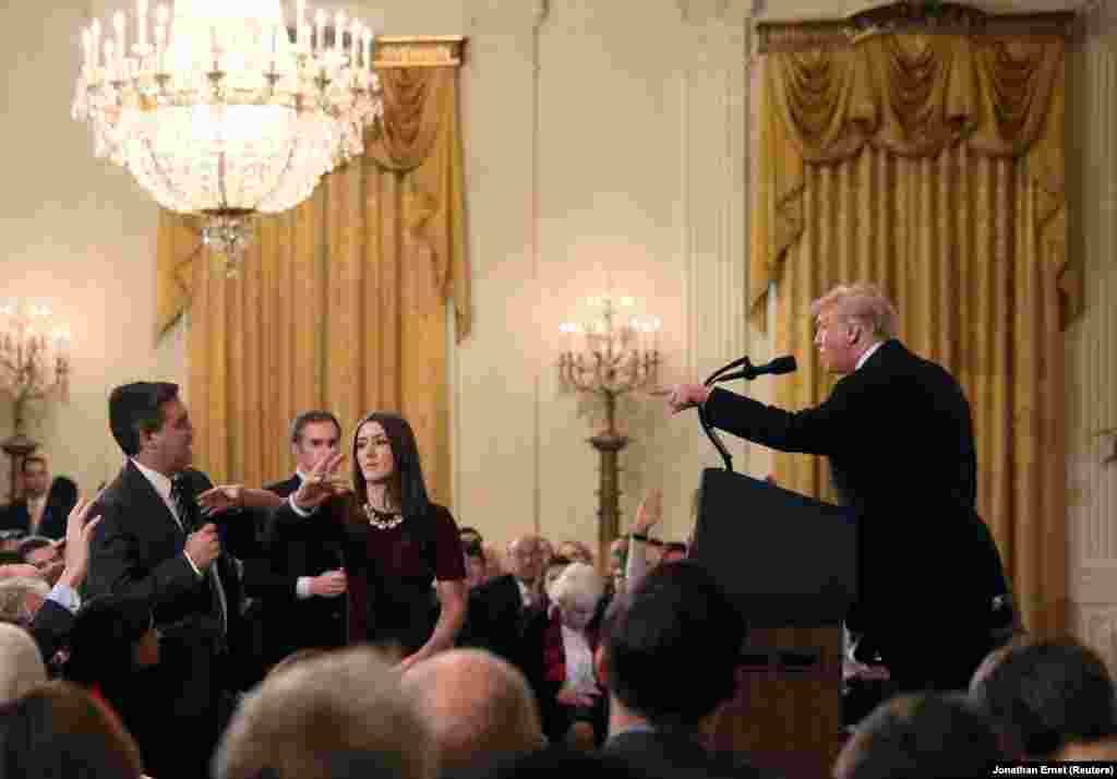 Співробітниця Білого дому хоче забрати мікрофон, який тримає Джим Акоста з CNN, коли він ставить питання президенту США Дональду Трампу під час прес-конференції після проміжних виборів до Конгресу США, 7 листопада. (Reuters/Jonathan Ernst)&nbsp;