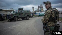 Украинский военнослужащий в Станице Луганской, октябрь 2016 года