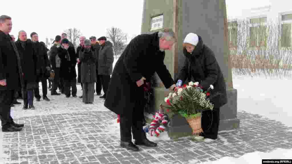 Лідэр руху «За Свабоду» ўшаноўвае памяць паўстанцаў Каліноўскага ў Сьвіслачы на Горадзеншчыне. 23 студзеня 2013 году