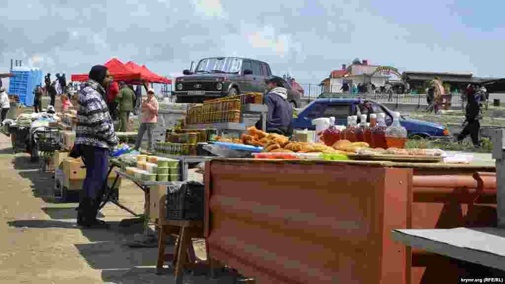 Возле автостоянки &ndash; ряды торговцев сувенирами и продуктами питания