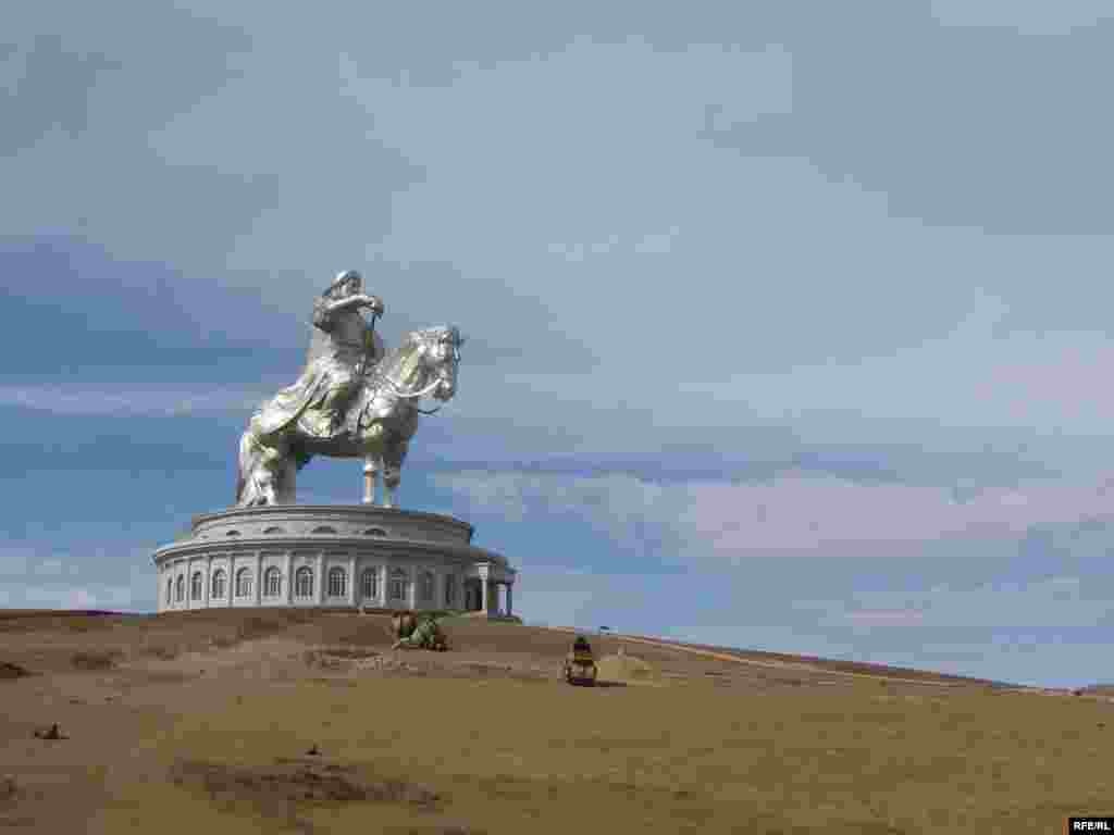 Знаменитый памятник Чингиз-Хану.
