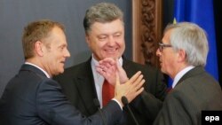 Президент Європейської ради Дональд Туск, президент України Петро Порошенко та президент Європейської комісії Жан-Клод Юнкер, 27 квітня 2015 року