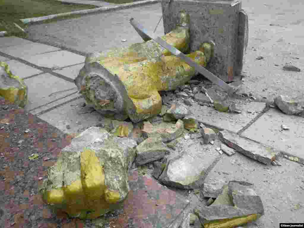 Остатки снесенного памятника Ленину в крымском селе Зуя