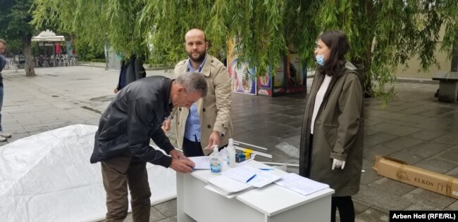 Një qytetar në Prishtinë nënshkruan peticionin e Lëvizjes Vetëvendosje për zgjedhje të reja.