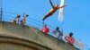 Sa najpoznatije mostarske manifestacije - skokovi u rijeku Neretvu. Nisu izostali ni ove godine, po 454. put, u jeku pandemije. 26. juli 2020.
