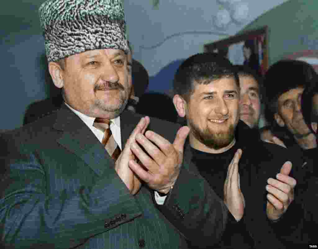 През март 2000 г. Ахмад Кадиров (вляво) е назначен за ръководител на чеченската администрация. Сепаратисткият боец минава на страната на Кремъл. Той е убит през 2004 г. Синът му Рамзан (вдясно) е назначен от Путин за президент на Чечня през 2007 г. и все още е на поста си. Чечня е възстановена с огромни инвестиции от Москва, но правозащитници критикуват Кадиров за насилието и заплахите, с които управлява. Той е обвиняван за отвличания, измъчвания и убийства.&nbsp;
