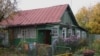 В этом доме Николай Лисов живёт со своей и двумя другими семьями