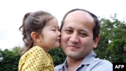 Kazakhstan - Dissident Kazakh oligarch Mukhtar Ablyazov with his other daughter Alua, August 15, 2010