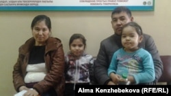 Алия Жылкайдарова с супругом и детьми в детской поликлинике. Алматы, 5 ноября 2015 года.