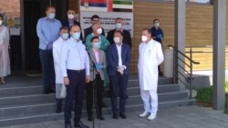 Ministar zdravlja Zlatibor Lončar se obraća okupljenima ispred bolnice u Novom Pazaru. Iza njega je premijerka Ana Brnabić i ministar Rasim Ljajić. 30. jun 2020.