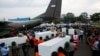 Погрузка на борт военного сапмолёта останков погибших в крушении аэробуса А320-200 (Индонезия, 2 января 2015 года)
