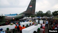 Погрузка на борт военного самолета останков погибших пассажиров рейса QZ8501. Индонезия, 2 января 2015 года.