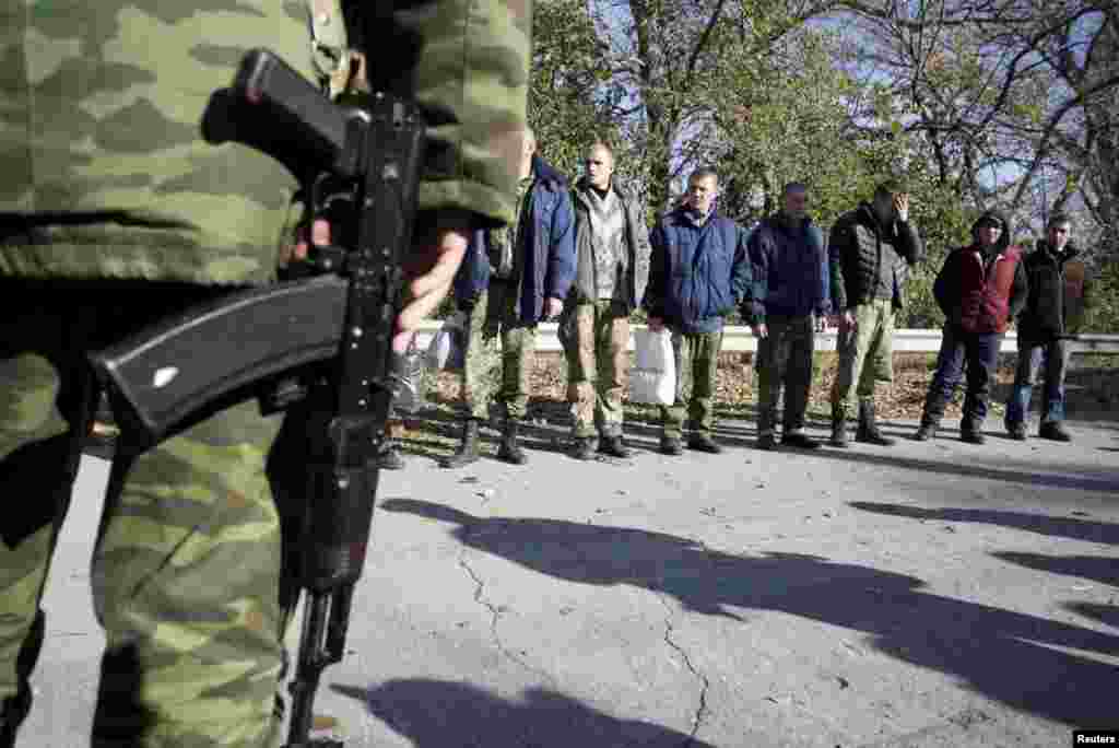 Дев&rsquo;ятьох українських військових звільнили з полону на Донбасі. Район міста Щастя, Луганської області, 29 жовтня 2015 року 