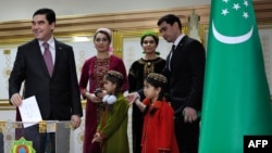 Президент Гурбангулы Бердымухаммедов голосует вместе с некоторыми членами семьи на президентских выборах 2017 года.