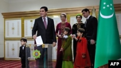 Гурбангулы Бердымухамедов с семьей на избирательном участке во время выборов в феврале 2017 года. Справа — его сын Сердар 