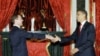 Ресей президенті Дмитрий Медведев АҚШ президенті Барак Обаманы қарсы алуда. Мәскеу, 6 шілде 2009 жыл. 