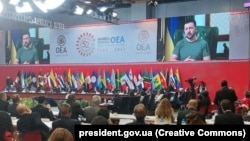 Президент Украины Владимир Зеленский во время выступления по видеосвязи на сессии Генеральной ассамблеи Организации американских государств (ОАГ). Лима, Перу, 6 октября 2022 года