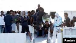 Мигранты на борту судна Diciotti. 22 августа 2018 года.