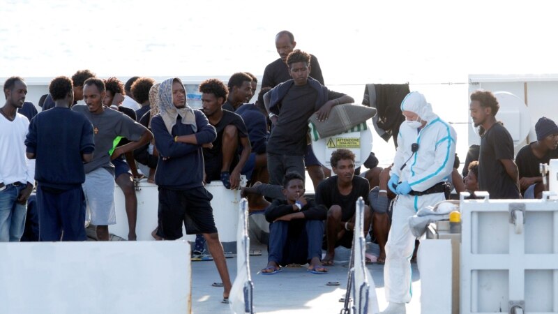 Migranti na brodu italijanske obalske straže počeli štrajk glađu