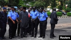 گودلاک جاناتان، رئیس‌جمهوری نیجریه (با لباس غیر نظامی در وسط) در محل انفجار هفته گذشته در آبوجا