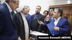 صادق لاریجانی و دادستان تهران در حال گفت‌وگو با تهیه‌کننده فیلم «کوچه بی‌نام» در جلسه دادرسی دهم خرداد.