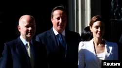 Актриса Анджелина Джоли, премьер-министр Великобритании Дэвид Кэмерон (в центре) и министр иностранных дел Великобритании Уильям Хейг после встречи в Лондоне, 10 июня 2014 года. 