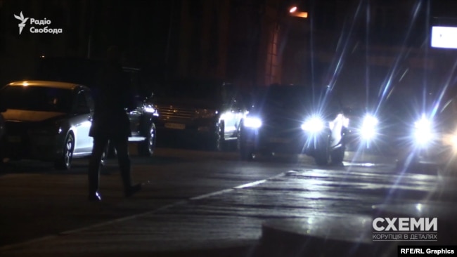 Натомість Смирнов рушив до підземного паркінгу, де його зустрів охоронець