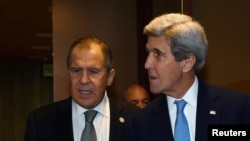 Sergei Lavrov (majtas) dhe John Kerry gjatë një takimi të mëparshëm 