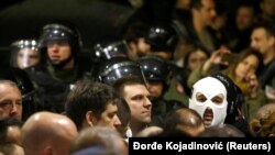 В здании сербского государственного телеканала RTS, которое короткое время штурмовали участники акции протеста, Белград, 16 марта 2019 года.