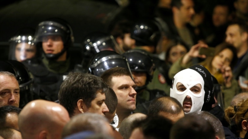 Белград - Вучиќ ќе се обрати по упадот на опозицијата во РТС 