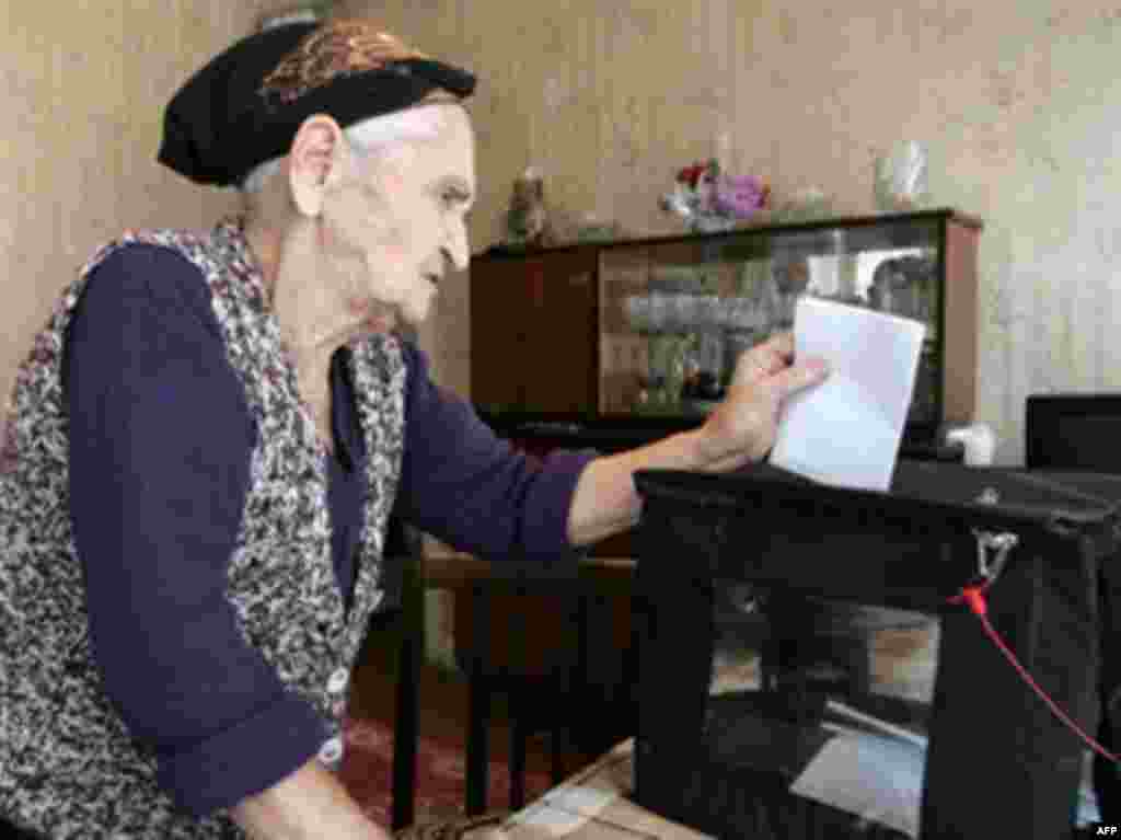 AZERBAIJAN, Baku : An elderly Azeri woman votes from her home in Baku on October 15, 2008 in Azerbaijan's presidential election. A