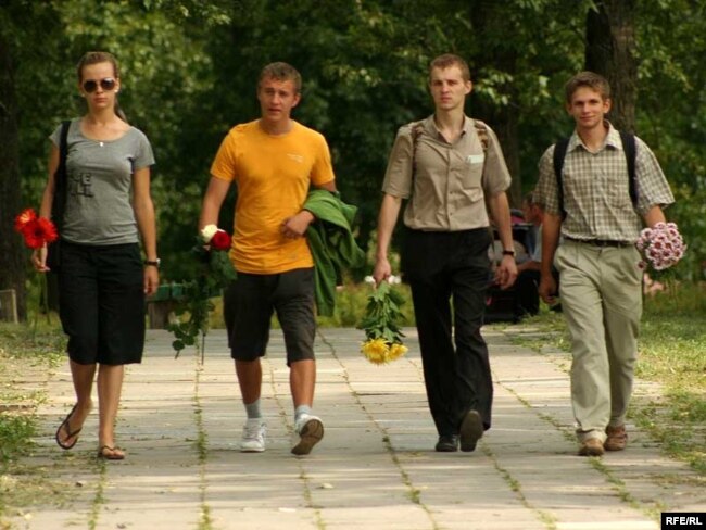 Лідэры «Маладога фронту» (зьлева направа) Зьміцер Хведарук, Зьміцер Дашкевіч, Іван Шыла і Хрысьціна Самойлава сустракаюць Маўлюду Атакулаву пасьля «сутак». Жнівень 2008